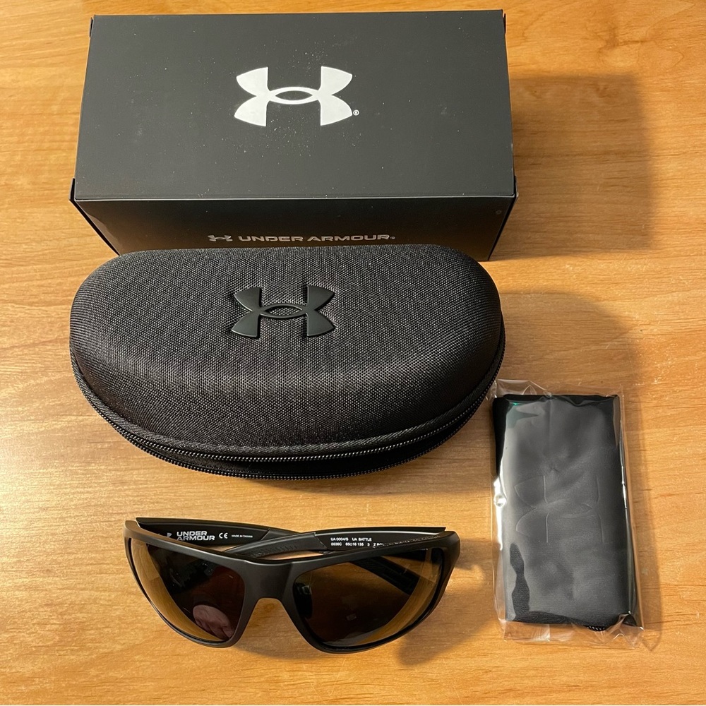 Under Armour Men's UA Battle Rectangular Polarized Sunglasses W/Case Black/Grey